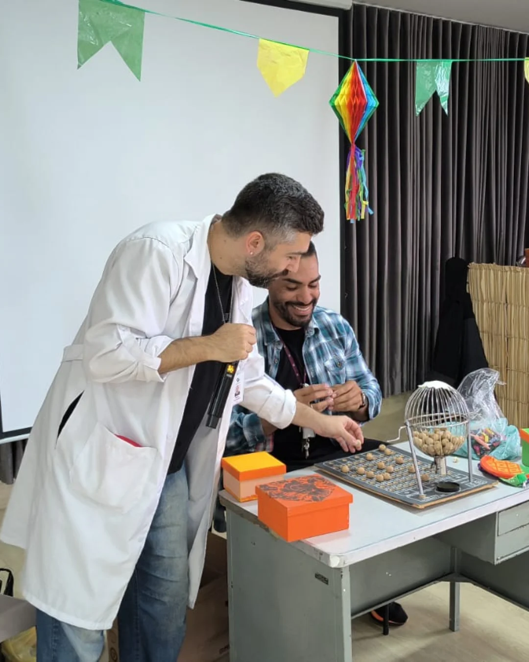 Manos en oración sobre una Biblia