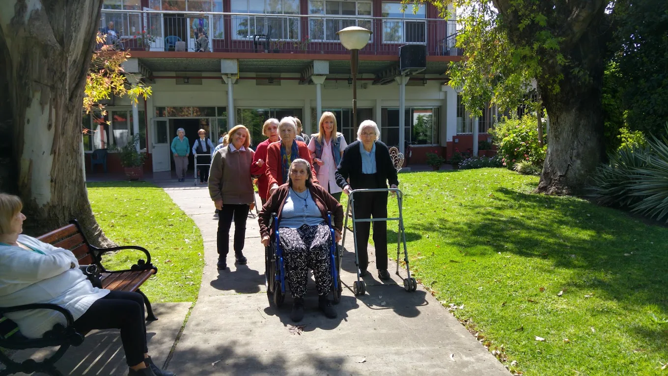 Hermanas y colaboradores acompañando a residentes del Hogar